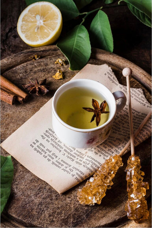 Tasse de thé vert fumant avec des feuilles de thé et du citron